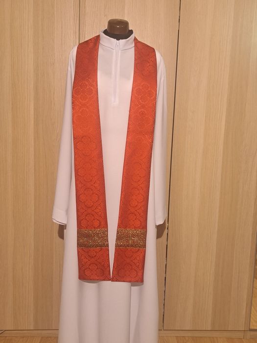 Ornat, stuła wewnętrzna, szaty liturgiczne.