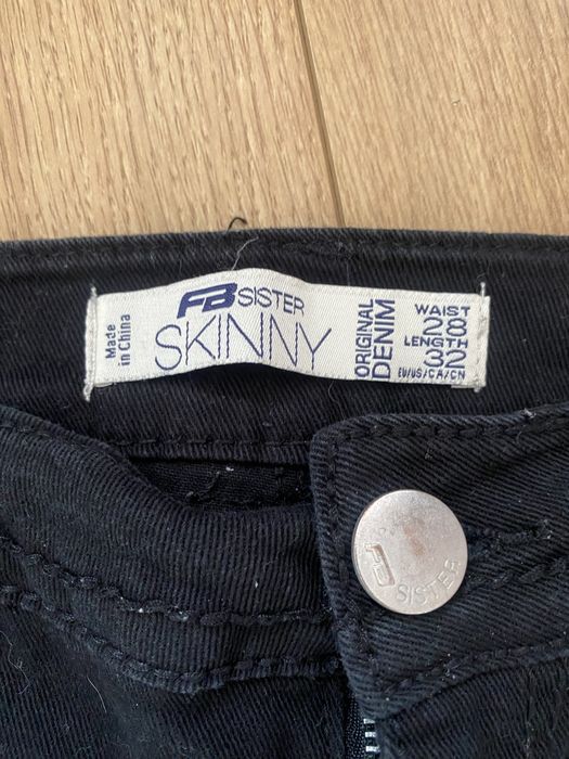 Czarne gumowane spodnie jeansy  skiny z dziuramiDenim