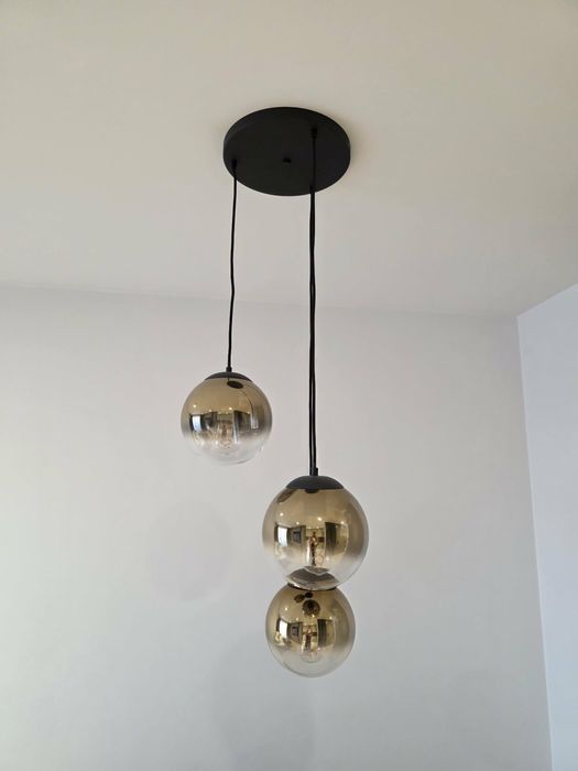 Lampa wisząca w stylu art deco czarna ze szklanymi zlotymi kulami