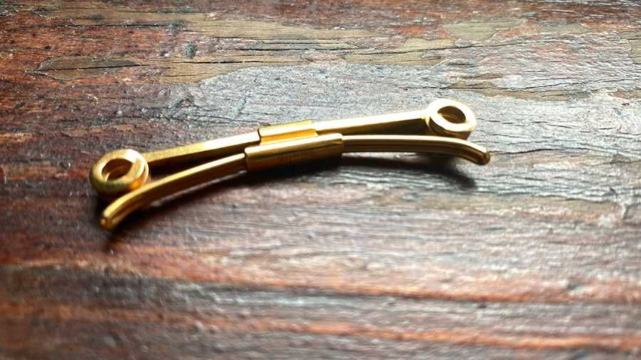 Золотые зажимы для воротника рубашки