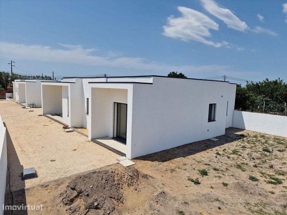 Moradia térrea T3 geminada por garagem