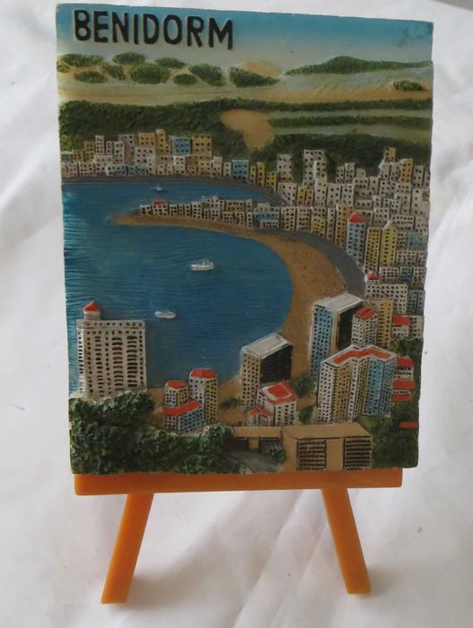Antiguidades Quadro Benidorme em relevo c/ tripé 10 X 5 cm - Novo