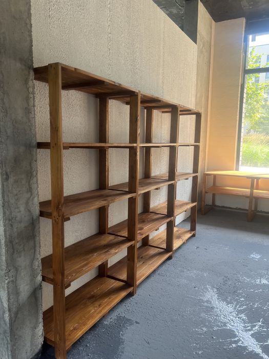 Стелажі , стійки для хліба або вина з дерева