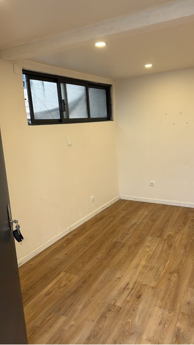 Alugo t0 com opçao de ficar t1 ficando com uma sala reduzida em famoes odivelas