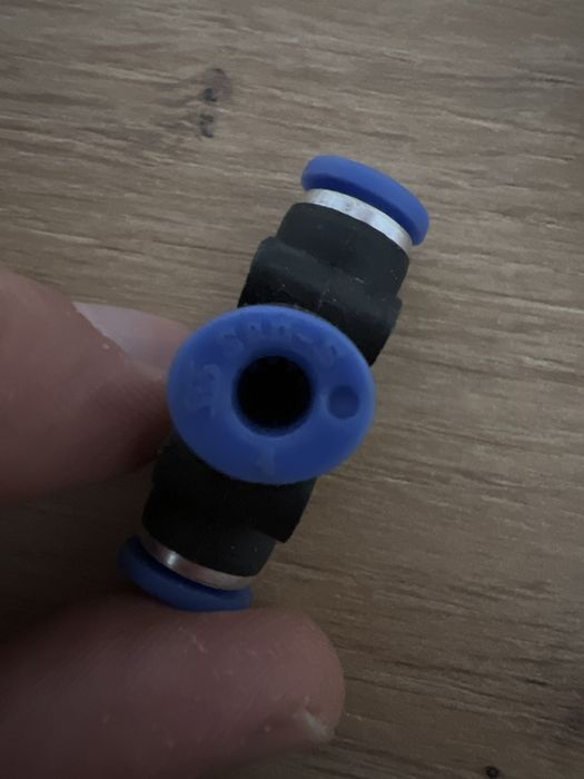 Trójnik wtykowy 4mm - cena za 4 szt.