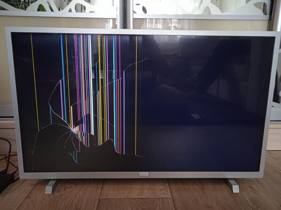 Пошкодження матриці!Philips 32"Smart TV. Wi-Fi.Full HD. T2.