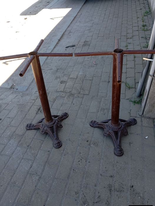 Vendo pé de mesa muito bonito bom estado