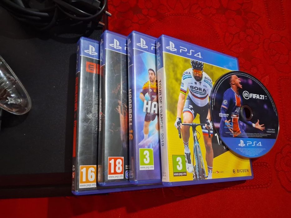 PlayStation 4 (PS4) + Comando + Pack de 5 Jogos + Cabos — Pronta a Jog