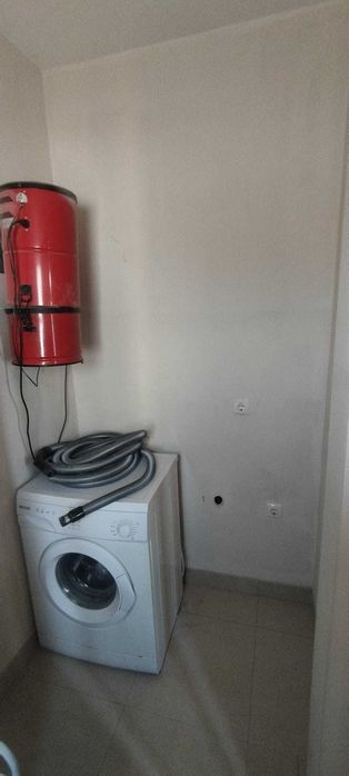 Apartamento T2 com pequena garagem/box privativa e arrecadação