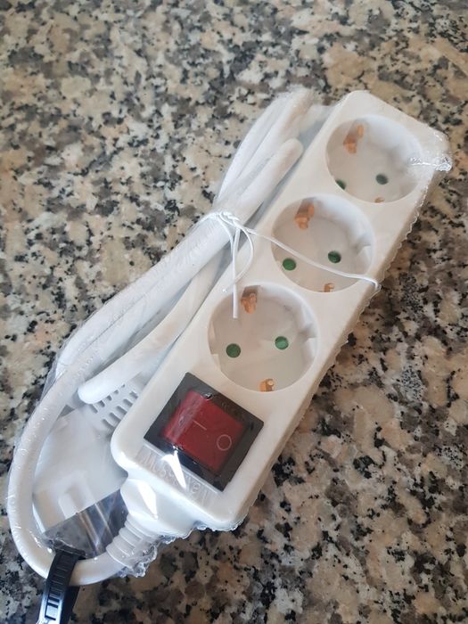 Extensão com 3 Tomadas + Interruptor + Cabo 1,5M Branca