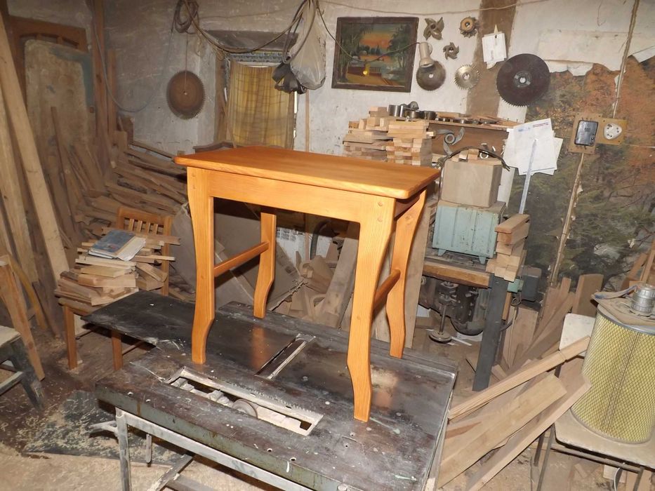 Кофейный столик из натурального дерева