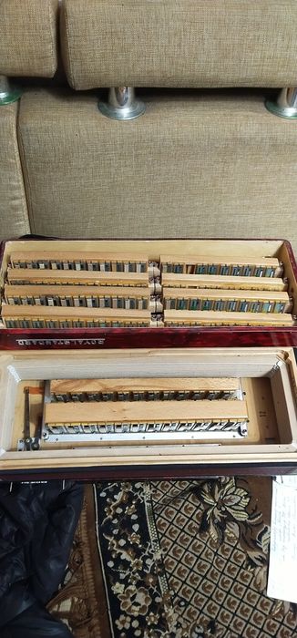 Повний 4/4 акордеон Royal Standard Montana 11+4.