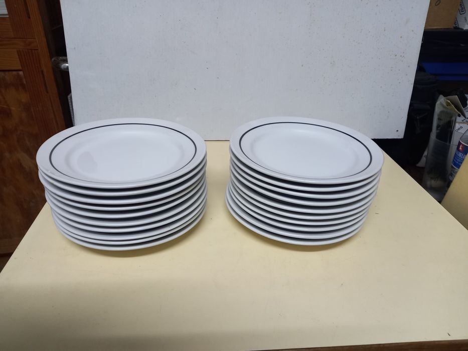 Pratos de sobremesa, ladeiros, sopa e travessa