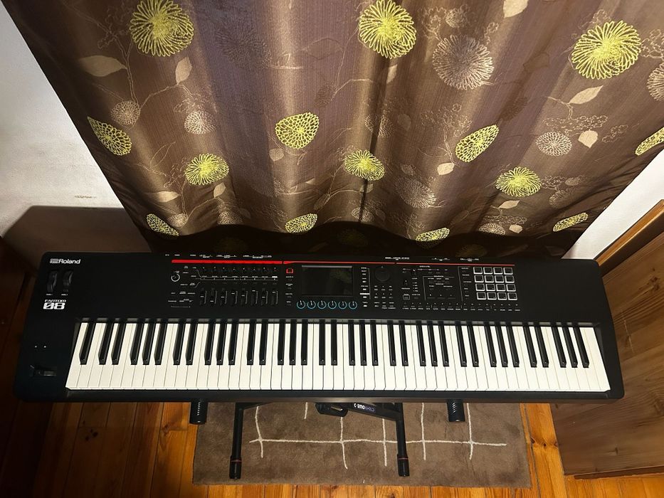 Piano/Sintetizador Roland FANTOM-08 com 88 Teclas Pesadas