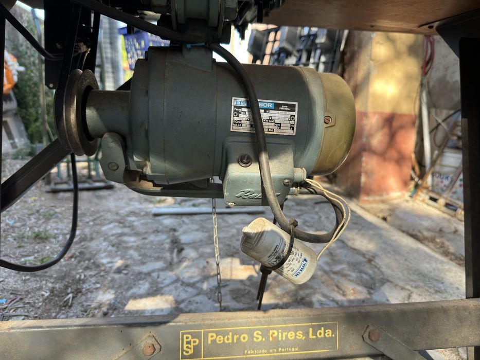 Maquina Costura Corte e Cose Rinaldi