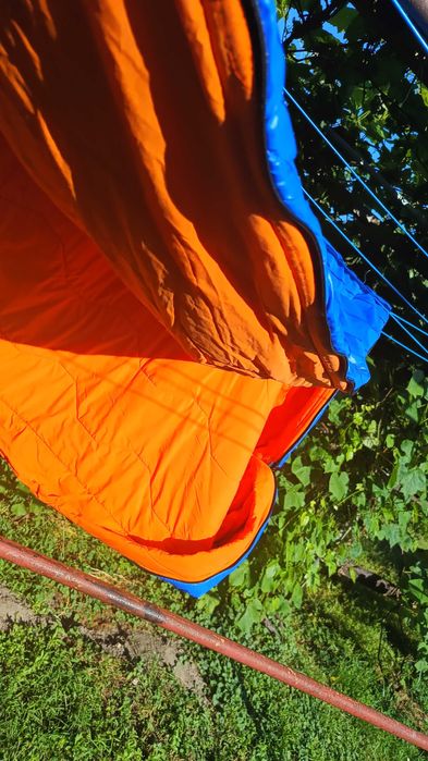 Śpiwór używany niebiesko-pomarańczowy