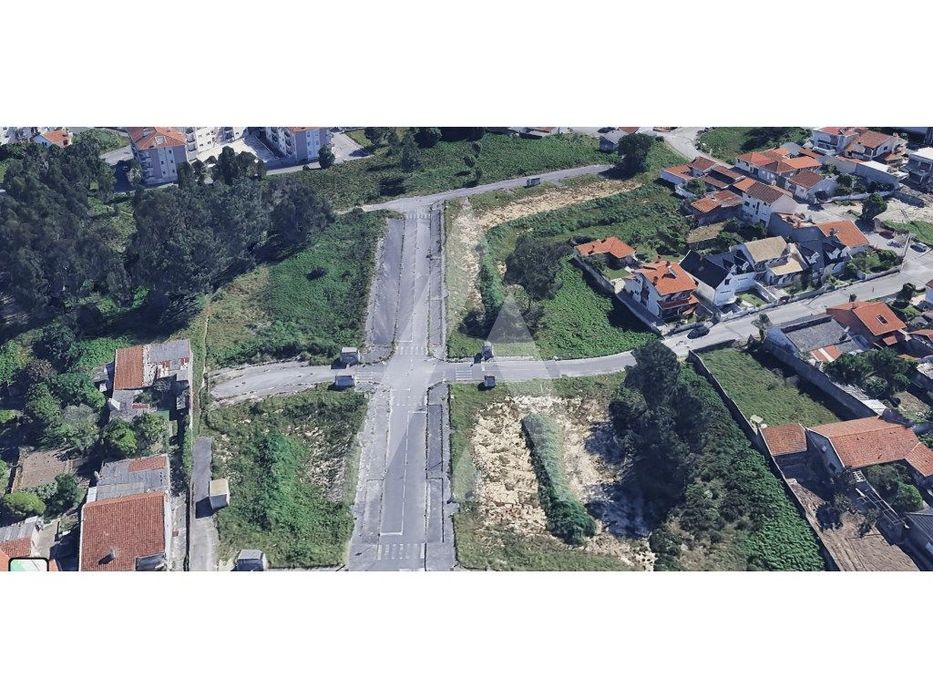 Terreno para construção em altura, situado em Santa Joana.