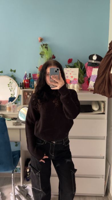 Czarny sweterek z golfem