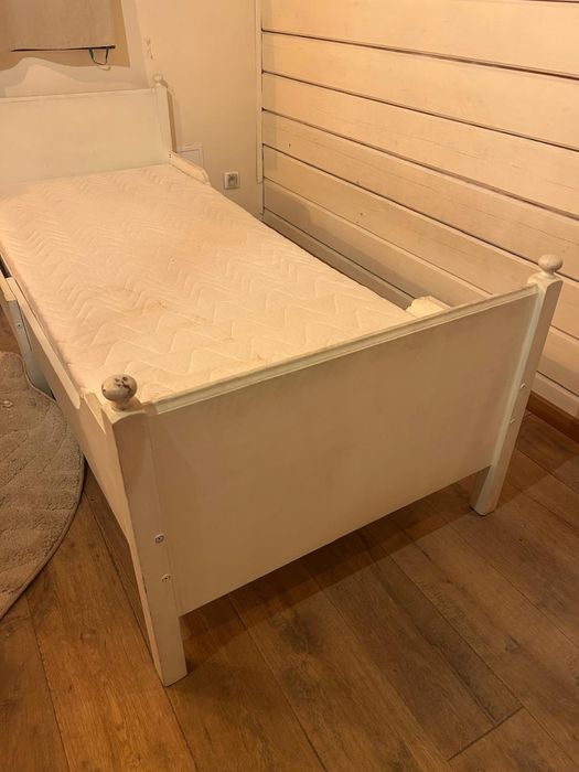 Łóżko drewniane, regulowane Ikea z materacem.