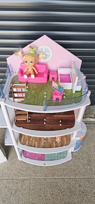 Casa de bonecas com elevador a funcionar