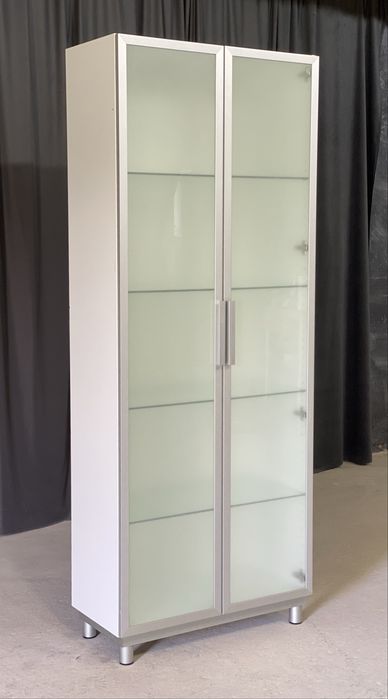 Witryna IKEA biała z matowym szkłem i szklanymi półkami