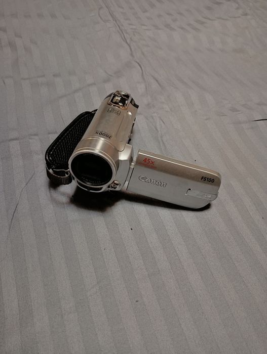 Видео камера Canon FS100.