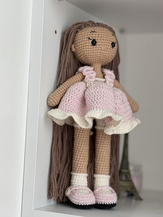 Ręcznie robiona lalka szydełkowa