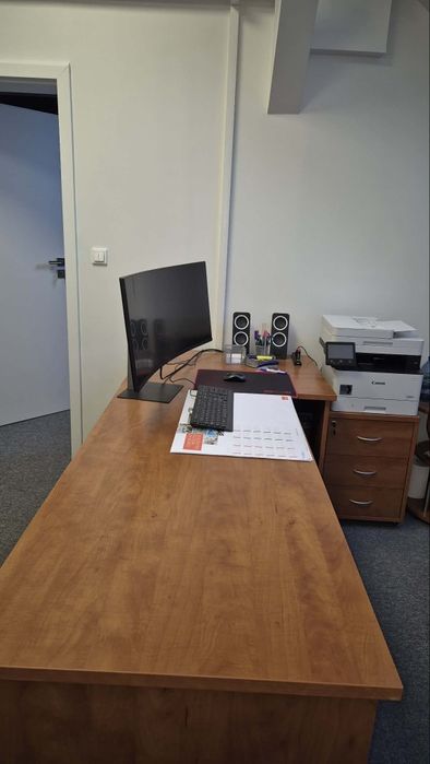 Komplet mebli biurowych, biurko plus regały