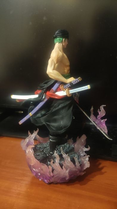 Колекційна фігурка Roronoa Zoro One Piece — велика і важка,