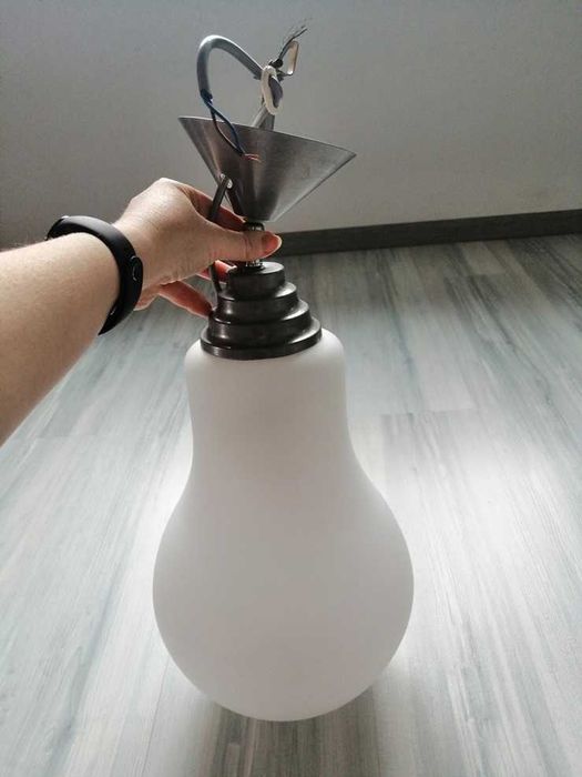 Mleczna lampa sufitowa, wisząca / żyrandol szklany w kształcie żarówki