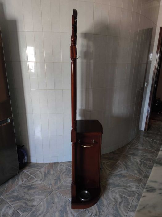 Móvel de entrada com espelho e bengaleiro (Estilo Classico)