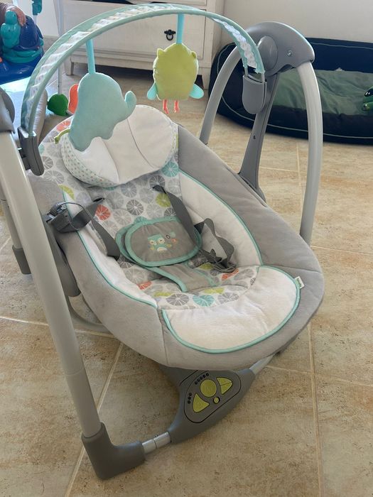 Swinging baby chair