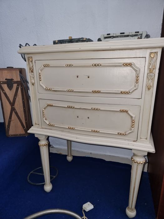 Mesa de cabeceira estilo Luis XV.