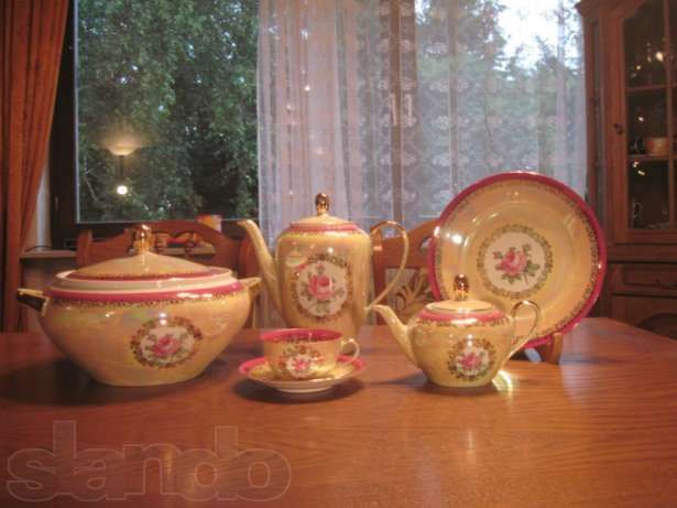 Новый,немецкий сервиз чайно- столовый на 12 пер