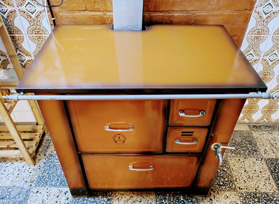 Fogão a Lenha (como novo) - Marca " Fogões Laurel- Caldas de São Jorge