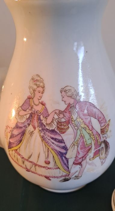 Bule de cafe em porcelana antigo