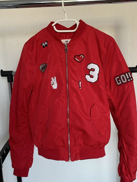 Бомбер для красунь, яскавий з  аплікаціями, розмір- S, бренд H&M