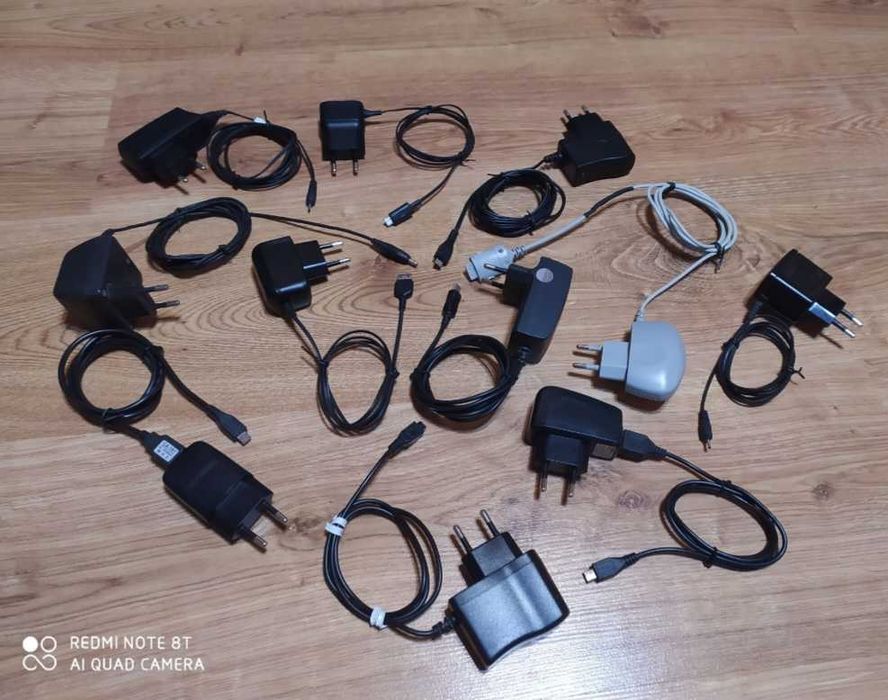 Зарядні пристрої різних типів та різних потужностей до мобільних телеф