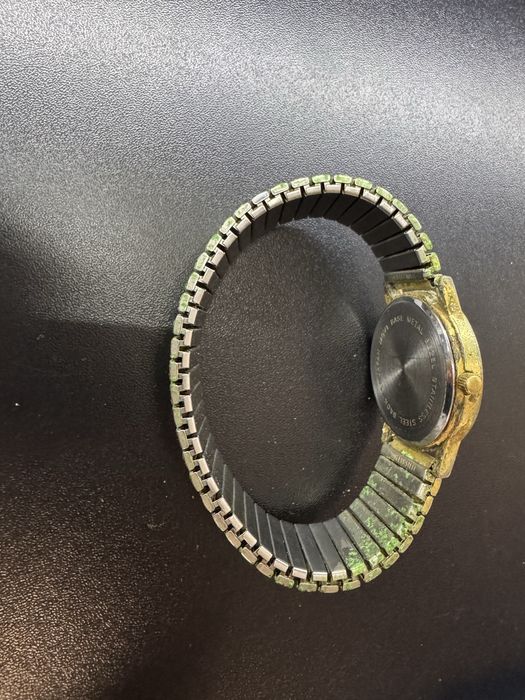 Stary sprawny zabytkowy zegarek naręczny trend design