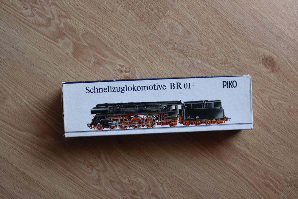 Modell der Schnellzuglokomotive baureihe 01'5 der DR