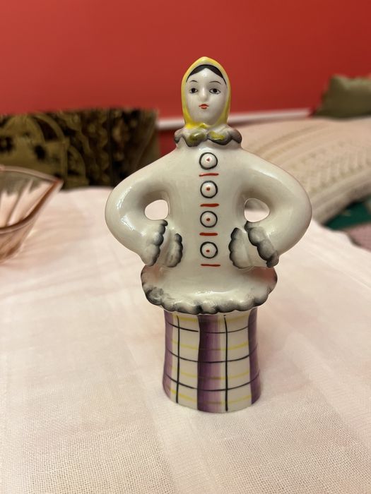 Порцелянова статуетка «Зима» дівчинка в кожушку Гжель