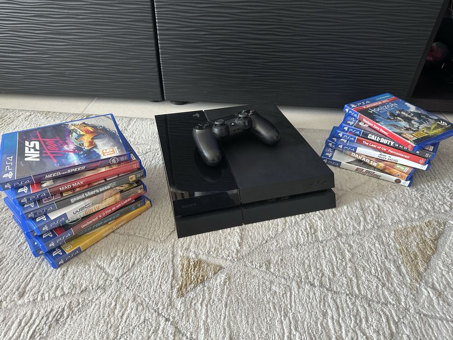PS4 500GB + Comando Original + GTA V + NFS Heat + Rivals