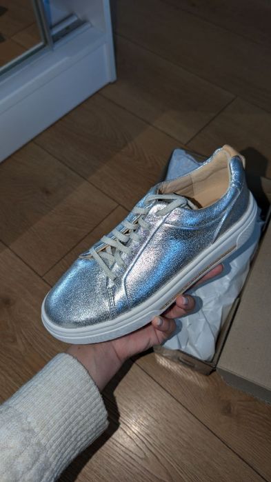 Продам нові жіночі кросівки Clarks