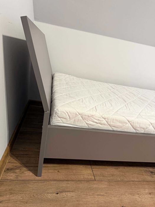Łóżko z materacem 90/200cm