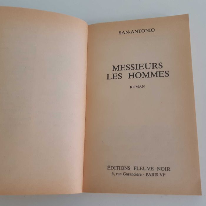 Livro de Bolso em Francês Messieurs Les Hommes de San-Antonio