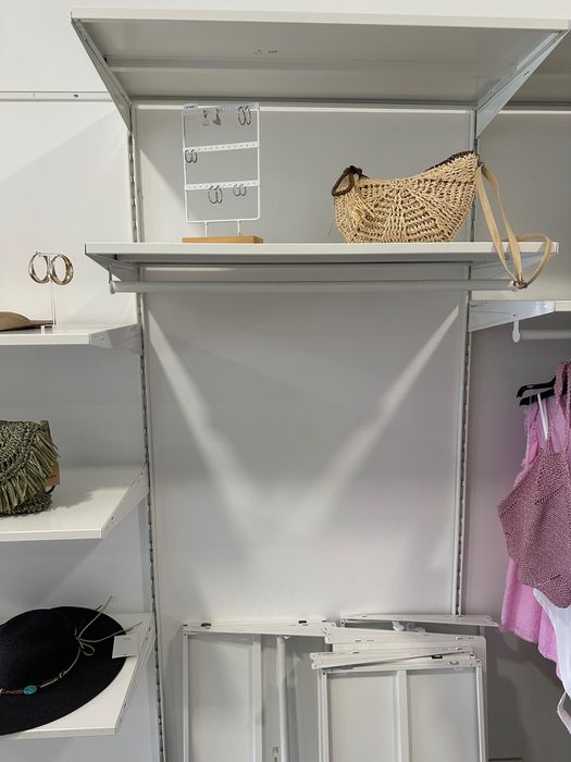 Estrutura metálica com prateleiras e varões