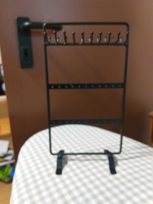 Suporte de brincos, fios e pulseiras