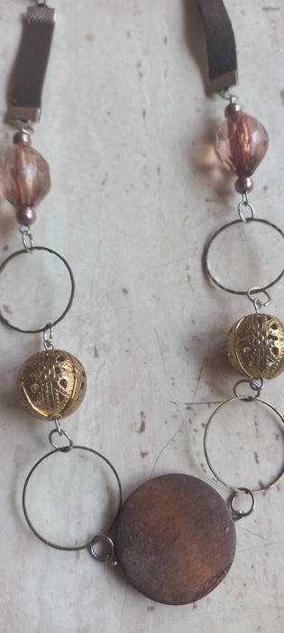 Długi naszyjnik drewno metal