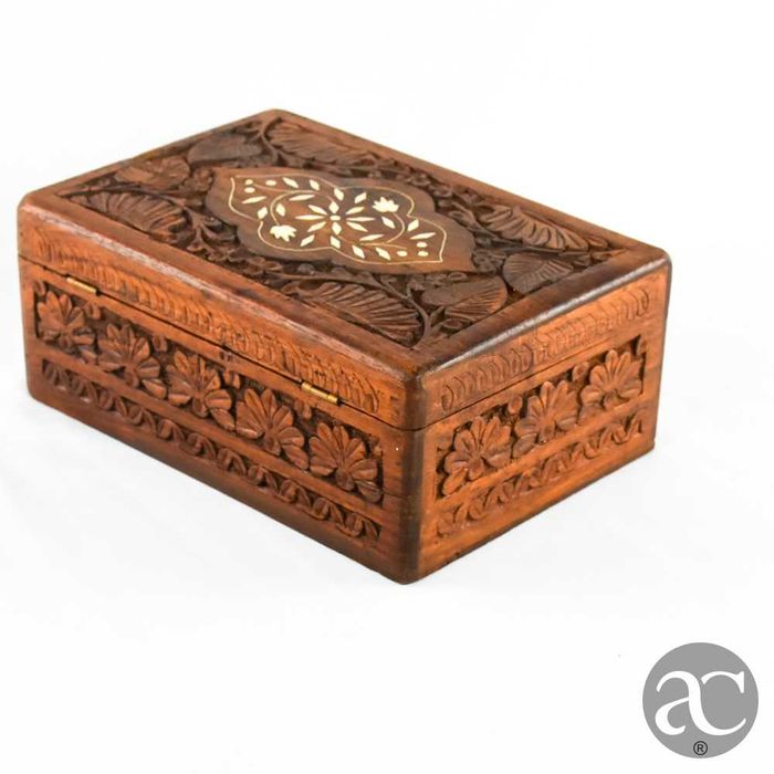 Caixa em madeira com relevos e embutidos em osso