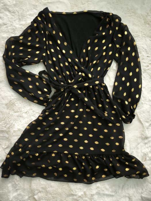 Vestido preto e dourado festivo